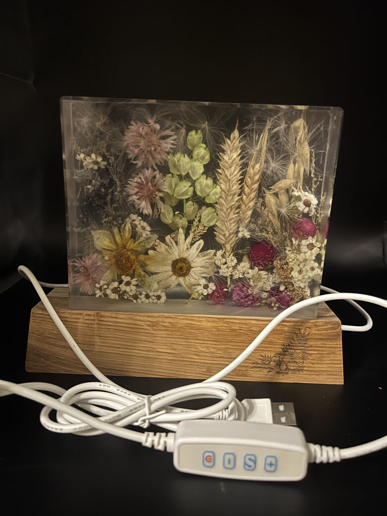 "KANTAINĀ" 15*12 cm Epoksīda lampa ar dabas ziediem | SpiiidBotanics roku darbs